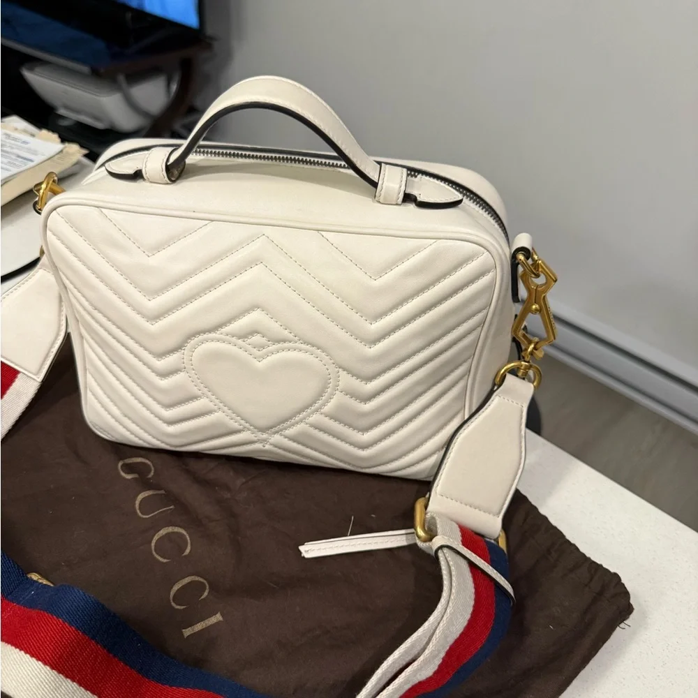 Gucci Cream Quilted Crossbody Bag with Gold Accents - Picture 4 of 13